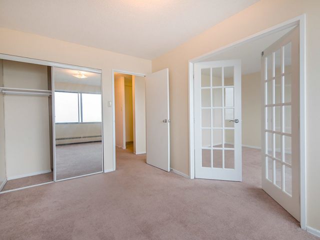 あなたの心を惑わすバーの内装マジックそこで飲む一杯は本音を暴く禁断の引力